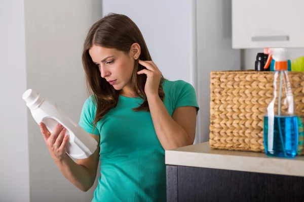 Vrouw die haar huis opruimt — Stockfoto