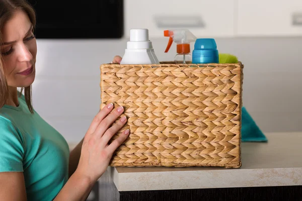 Mujer limpiando su casa — Foto de Stock