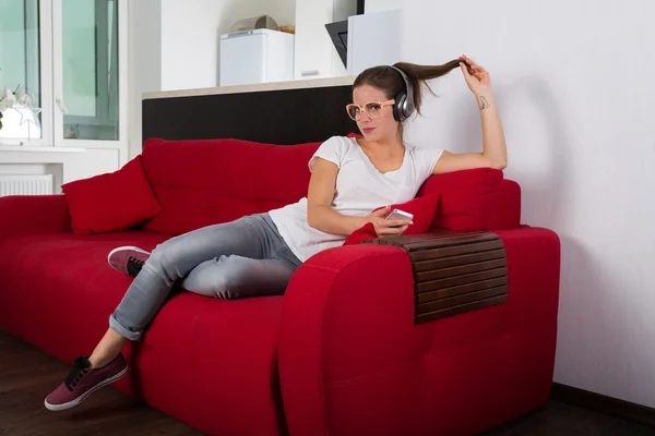 Jovem mulher descansando em sua casa — Fotografia de Stock