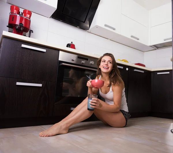 Женщина завтракает у себя на кухне — стоковое фото
