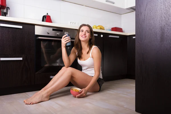 Frau frühstückt in ihrer Küche — Stockfoto