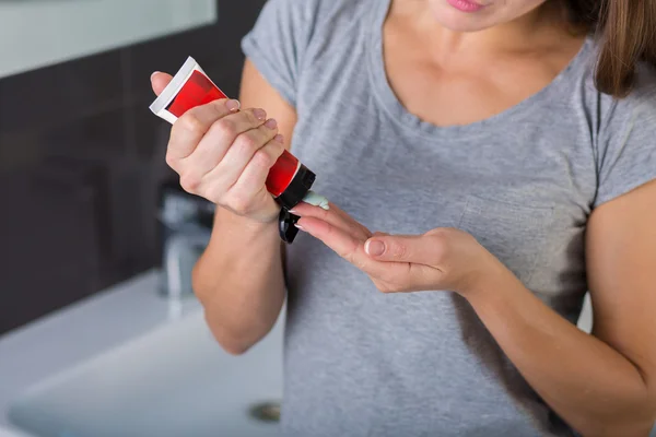 Woman washing up her face in the morning — Stock Photo, Image