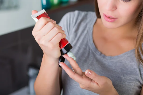 Mujer lavándose la cara por la mañana — Foto de Stock