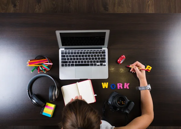 Vrouw werken bij creatieve werkplek — Stockfoto