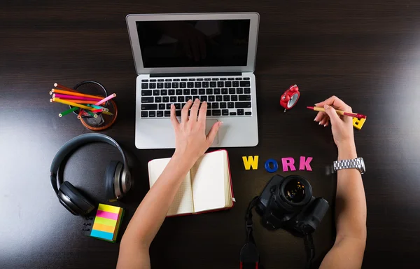 Donna che lavora sul posto di lavoro creativo — Foto Stock