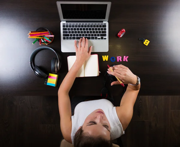 Donna che lavora sul posto di lavoro creativo — Foto Stock