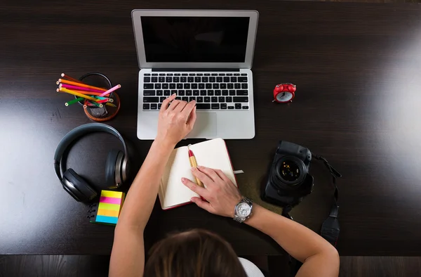 Vrouw werken bij creatieve werkplek — Stockfoto