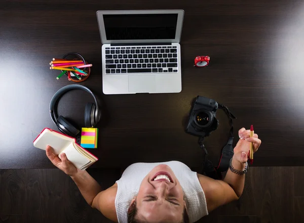 Mujer trabajando en un lugar de trabajo creativo —  Fotos de Stock