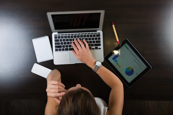 Vrouw die op kantoor werkt. — Stockfoto