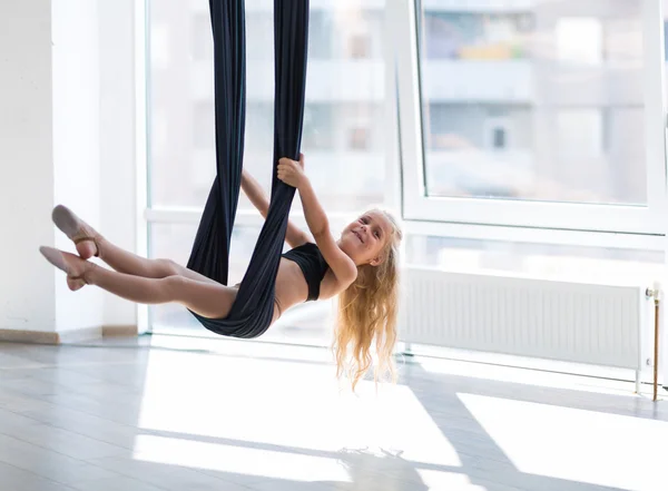 Rozkošný dívka v houpací síti na gymnastiku — Stock fotografie