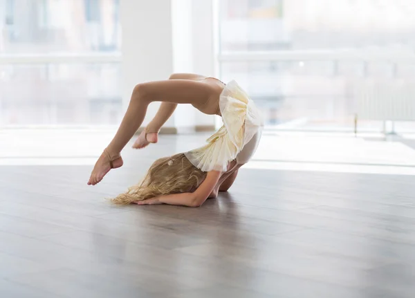 Bella ballerina in uno studio di danza — Foto Stock