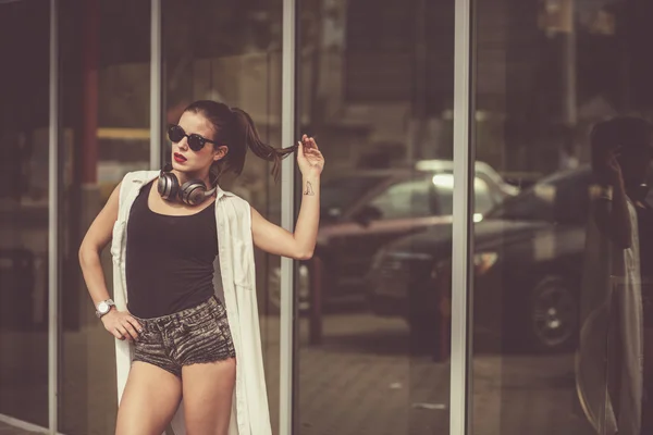 Mulher elegante com fones de ouvido — Fotografia de Stock