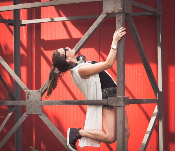 Stijlvolle vrouw met hoofdtelefoon — Stockfoto