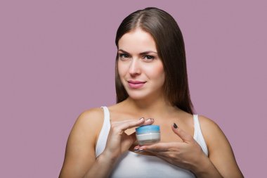 Güzel bir cilt bakım ürünü kadınla