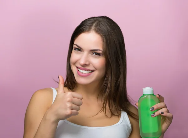 Mujer bonita con un producto para el cuidado de la piel —  Fotos de Stock