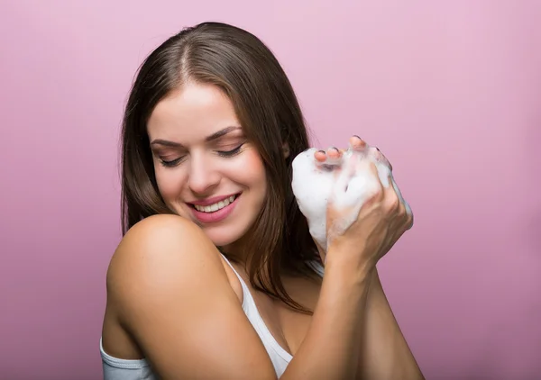 Mulher com uma esponja ensaboada — Fotografia de Stock