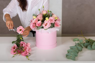 Çok güzel çiçek kompozisyon yapma kadın çiçekçi