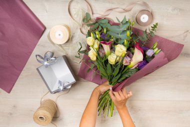 Ahşap bir arka plan üzerinde tanzimi