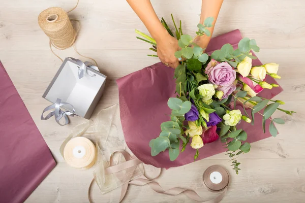 Flores dispuestas sobre un fondo de madera — Foto de Stock