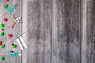 Noel arkaplanı ahşap masa ve dekor düz yatıyordu