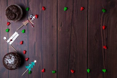 Noel arkaplanı ahşap masa ve dekor düz yatıyordu