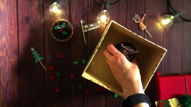 Frau Legt Schokoladenmuffins Schachtel — Stockvideo