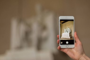 2021 baharında Amerikan Kongre Binası 'nda metal güvenlik çiti var.