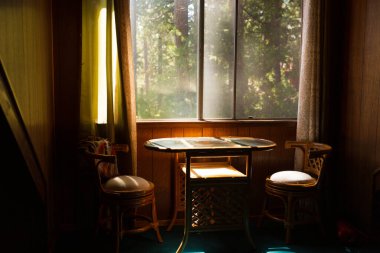 Sierra Nevada dağlarındaki ahşap kulübenin içinde.