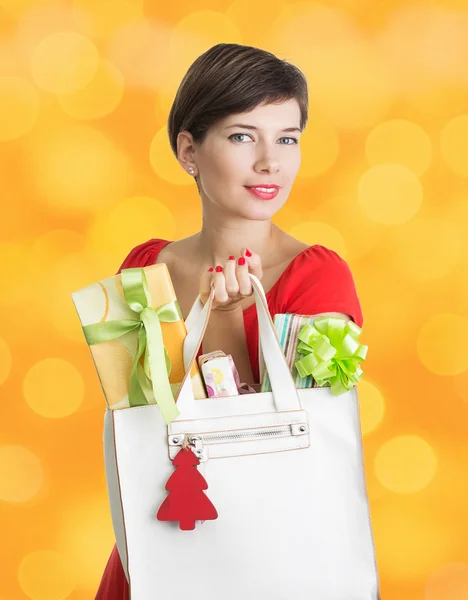 Belle femme avec des cadeaux de Noël — Photo