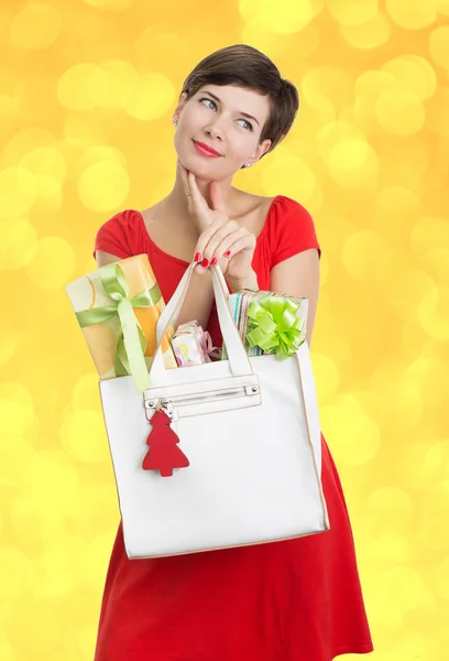 Belle femme avec des cadeaux de Noël — Photo