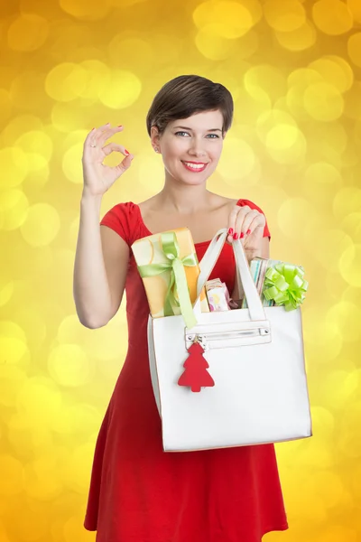 Schöne Frau mit Weihnachtsgeschenken — Stockfoto