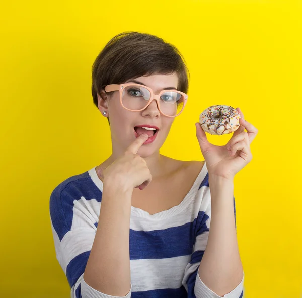 Una chica con un donut — Foto de Stock