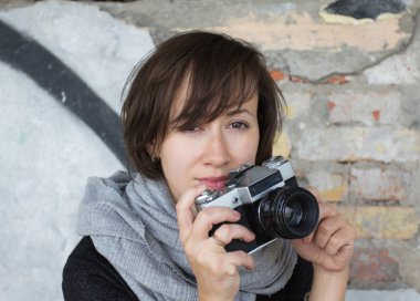 güzel bir kız ile bir fotoğraf makinesi