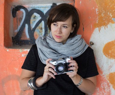 Retro bir kamera tutan bir kız