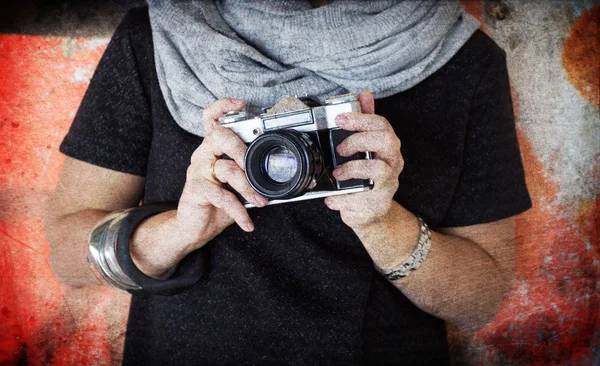 Cámara retro en las manos de la chica —  Fotos de Stock