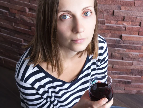 Pretty girl with a glass of wine — Stock Photo, Image