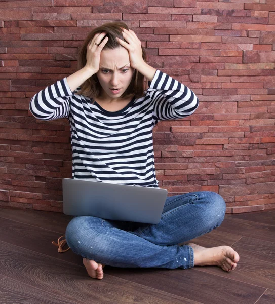 Mooi meisje met een laptop — Stockfoto