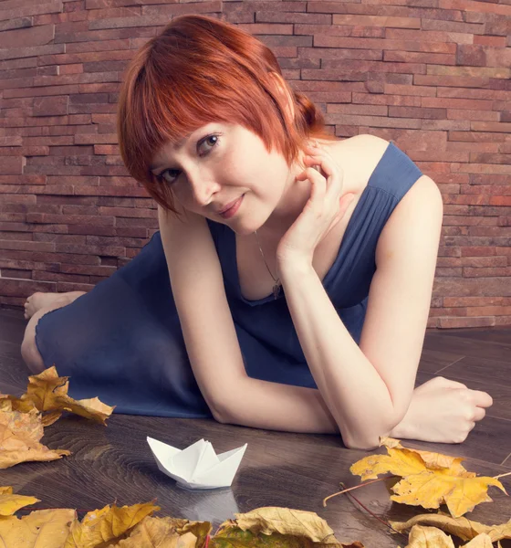 Ragazza rossa con un cesto di frutta — Foto Stock