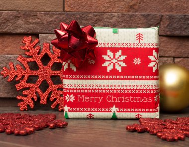 Ahşap bir arka planda noel süslemeleri