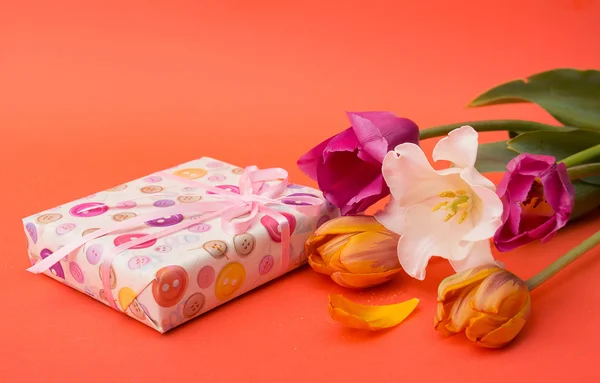 Regalo y flores — Foto de Stock