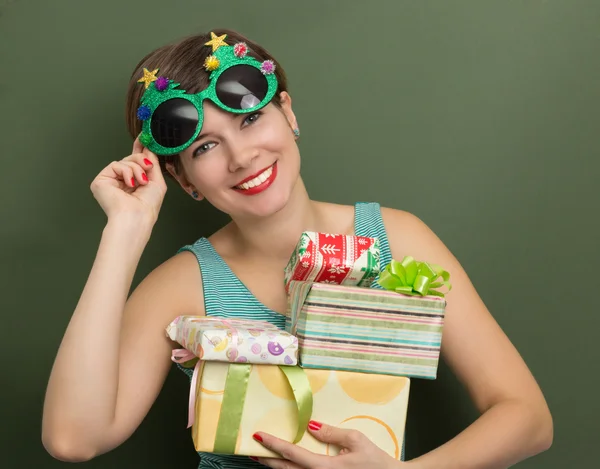 Schöne Frau mit Weihnachtsgeschenken — Stockfoto