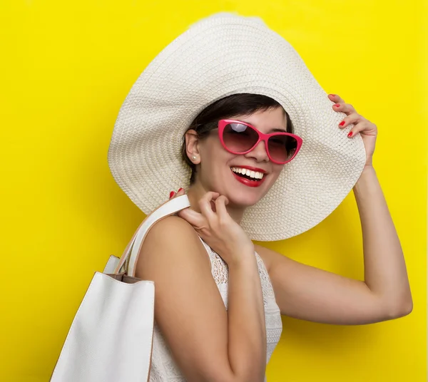 Šťastná žena v klobouku a sluneční brýle — Stock fotografie