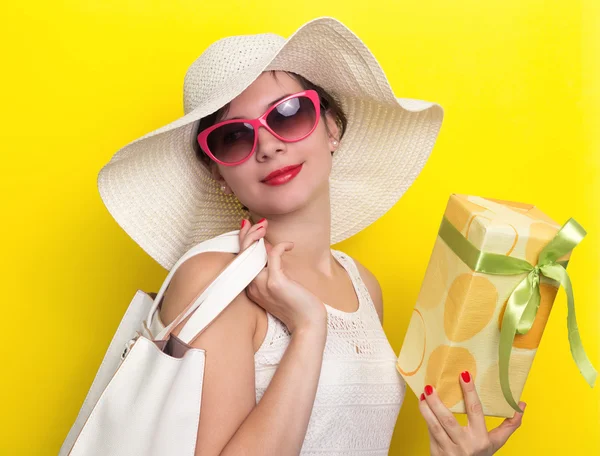 Happy woman in hat and sun glasses — Stock Photo, Image