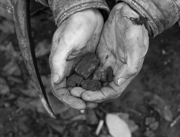 Asche in der Hand — Stockfoto