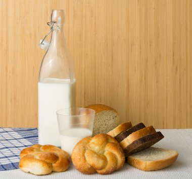 Süt şişesi ve ekmek