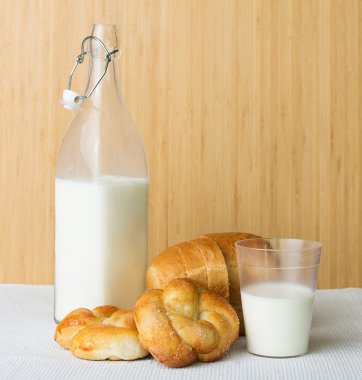 Süt şişesi ve ekmek