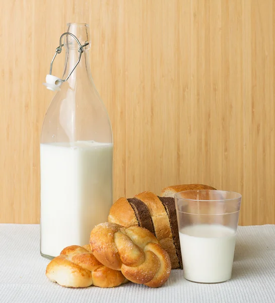 Fles van melk en brood — Stockfoto