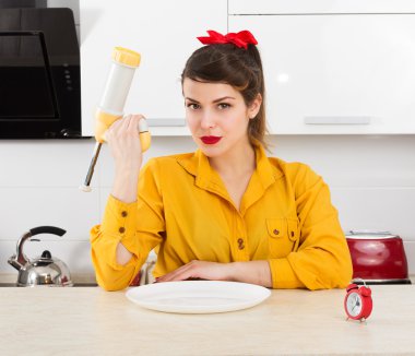 Şık pin-up ev kadını