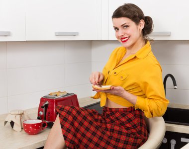 Şık pin-up ev kadını