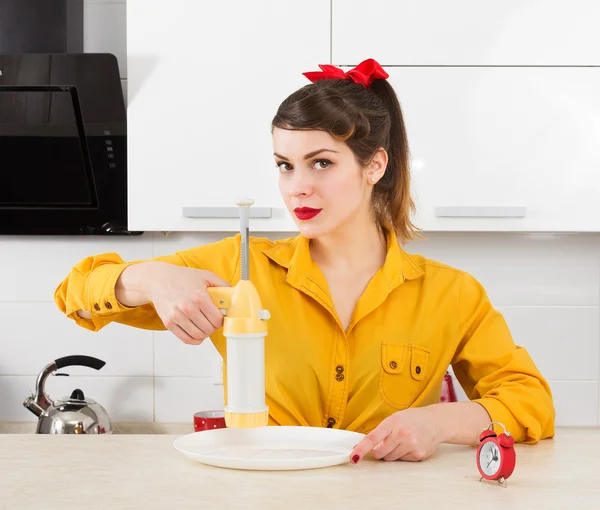 Elegante pin-up ama de casa — Foto de Stock